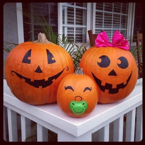 Pre-Halloween dump - Album on Imgur Family Of 3 Pumpkin Painting, Pumpkin Painting Baby Ideas, Family Pumpkin Carving Ideas, Pumkin Decoration, Fall Baby Announcement, Halloween Pregnancy Announcement, Pumpkin Family, 1st Halloween, Pregnant Halloween