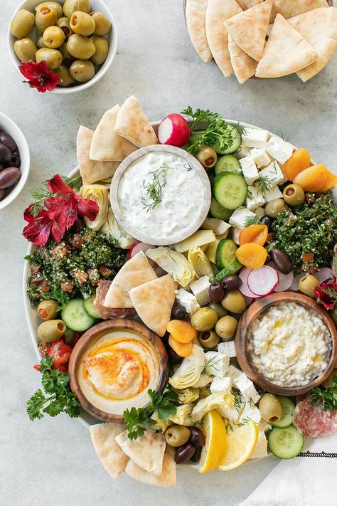 This Easy Greek Mezze Platter is perfect for an evening with friends! No cooking required as it's all about artfully preparing a platter with easy ingredients! - Sugar and Charm Chopped Veggie Salad, Roasted Potato Salads, Curried Cauliflower, Hummus Bowl, Beet Hummus, Decorações Com Comidas, Christmas Recipes Appetizers, Cauliflower Curry, Veggie Salad