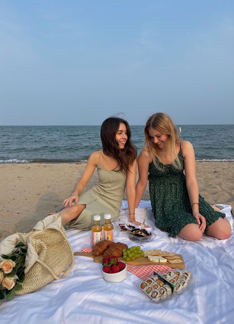 Cute Beach Picnic Date, Picnic At The Beach Photoshoot, Bestie Date Outfit, Beach Picnic Date Aesthetic, Summer Picnic Beach, Picnic On A Beach, Beach Picnic Pictures Poses, Birthday Beach Pictures Aesthetic, Beach Picnic Aesthetic Couple