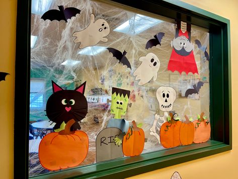 Window Display Classroom, Halloween Window Display, Door Bulletin Boards, Classroom Window, Library School, Halloween Classroom, Halloween Window, Window Art, Window Display