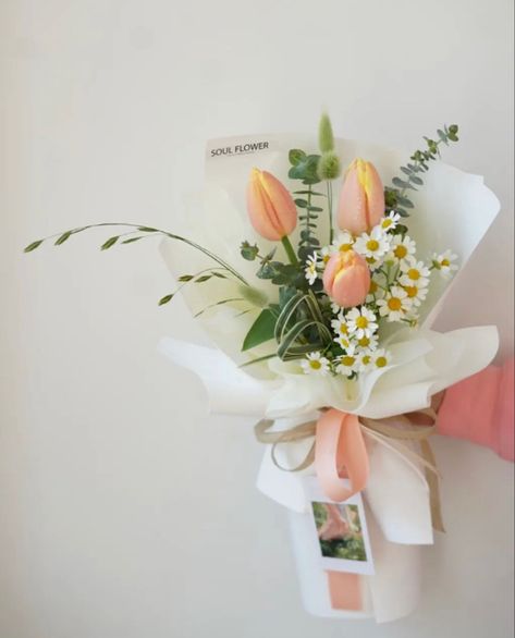 Korean Tulip Bouquet, 3 Tulips Bouquet, Simple Tulip Arrangement, Small Tulip Arrangements, Mixed Tulip Bouquet, Minimalistic Flower Bouquet, Simple Tulip Bouquet, Tulip Bouquet Arrangement, Tulip Bouquet Gift