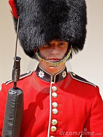 Beefeater, London London Guard, Thunder City, British Guard, Pictures Of England, Beefeater London, Coldstream Guards, 1950s Photos, Royal Blood, Kingdom Of Great Britain