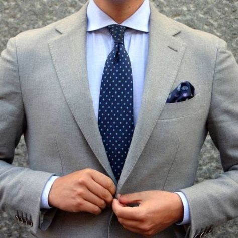 How to Style Your Grey Suit With Light Blue Shirt Shirt With Grey Suit, Grey Suit Blue Tie, Blue Shirt Combination, Grey Suit White Shirt, Navy Blue Accessories, Grey Tweed Suit, Navy Blue Dress Shirt, Dark Gray Suit, Light Blue Suit