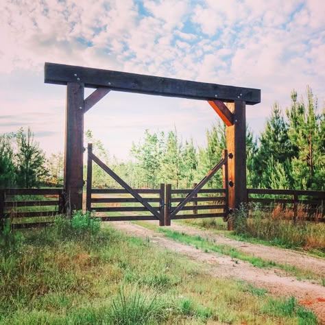 Farm Gates Entrance, Ranch Entrance Ideas, Cream Balloons, Ranch Entrance, Property Gates, Farm Gates, Driveway Entrance Landscaping, Ranch Fencing, Farm Entrance