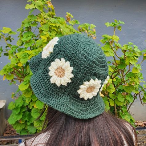 green crochet daisy bucket hat made with granny squares Daisy Bucket Hat Crochet Pattern, Daisy Hat Crochet, Daisy Crochet Bucket Hat, Daisy Granny Square Bucket Hat, Daisy Crochet Hat, Granny Hat Crochet, Cool Crochet Hat Ideas, Green Beanie Crochet, Bucket Hat Crochet Granny Square