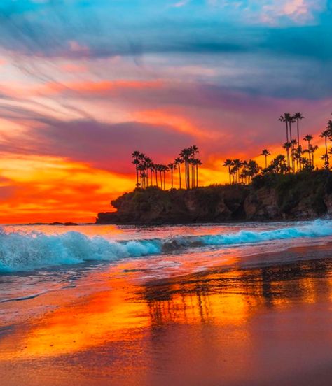 California's sunsets never cease to amaze me. I love the vibrant hues that we get to experience every morning and every night. It truly is a sight to see. If you're ever in California, take a trip to Laguna Beach to view beautiful sights like this, captured by @dest0n on instagram! Laguna Beach California, Vacation Photography, California Sunset, Destination Photography, Best Sunset, Amazing Sunsets, Destination Voyage, Vacation Photos, Beautiful Sights