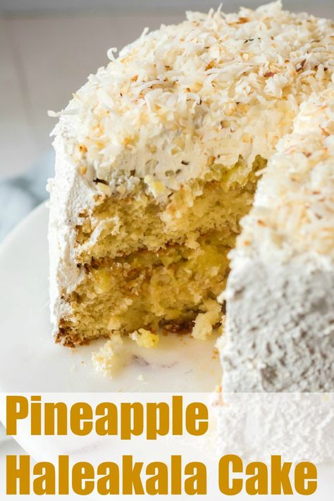 This cake is amazing! It is LOADED with pineapple and then coated in a big white cloud of frosting. Add a little coconut to drive the taste of the tropics home! Hawaiian Party Food, Pineapple Filling, Cake Pineapple, Home Cake, Cloud Cake, Pineapple Desserts, White Cake Recipe, Salty Cake, Pineapple Cake