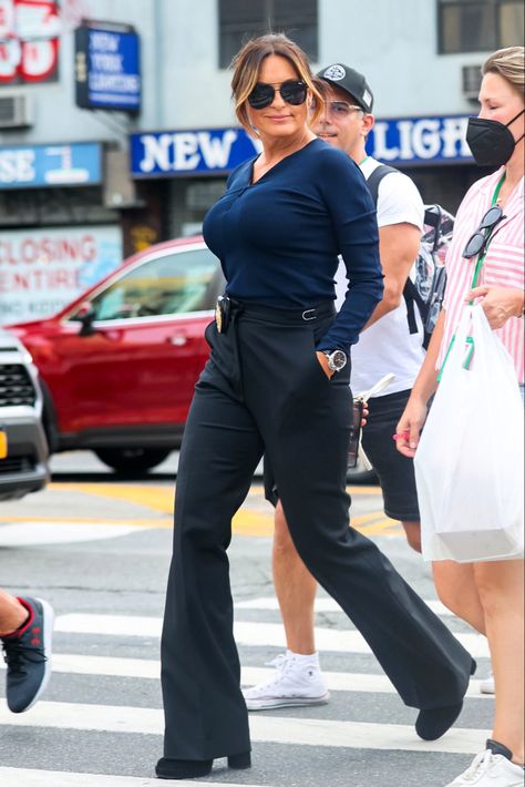 Olivia Benson Outfit, Benson And Stabler, Law And Order: Special Victims Unit, Elite Squad, Lady Justice, Curvy Style, Special Victims Unit, Olivia Benson, Law And Order Svu