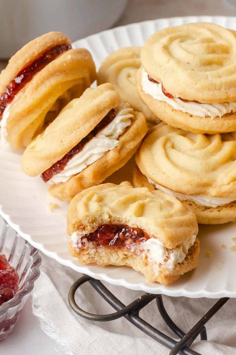 Melt-in-your-mouth Viennese Whirls Cookies make the best sandwich cookie. Filled with buttercream and jam, you'll love this shortbread style biscuit. Recipe by Emma Duckworth. Viennese Cookies, Homemade Cookie Recipe, Cookie Recipes Gourmet, Cookies Raspberry, Raspberry Cookie, Viennese Whirls, Gourmet Cookie, Homemade Cookie, Stuffed Cookies