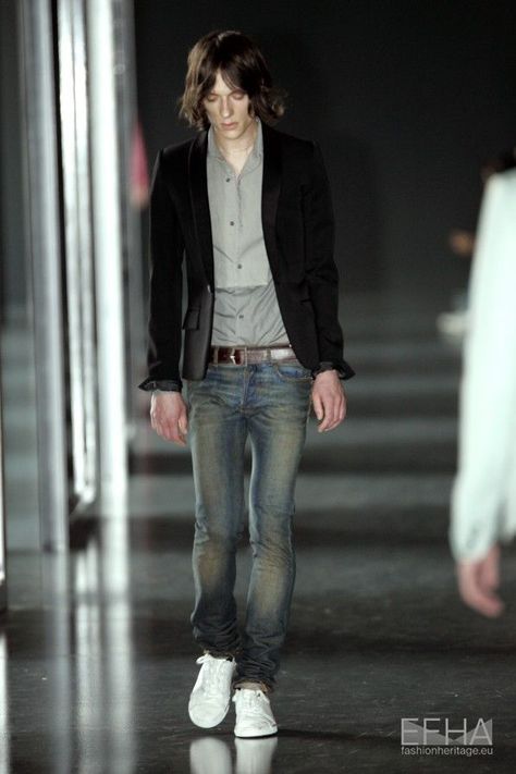 Dior Homme SS05 Russia Fashion Street, Heidi Slimane Dior Homme, Dior Hedi Slimane, 2008 Fashion, Chanel Men, Creative Fashion Photography, Designer Clothing Brands, Menswear Runway, Concept Clothing