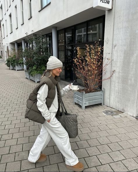 Casual Dinner Outfit Summer, Amsterdam Outfit, Ladies Waistcoat, Outfit With Uggs, Uggs Outfits, Waistcoat Fashion, Autumn Woman, Cute Thanksgiving Outfits, Estilo Indie