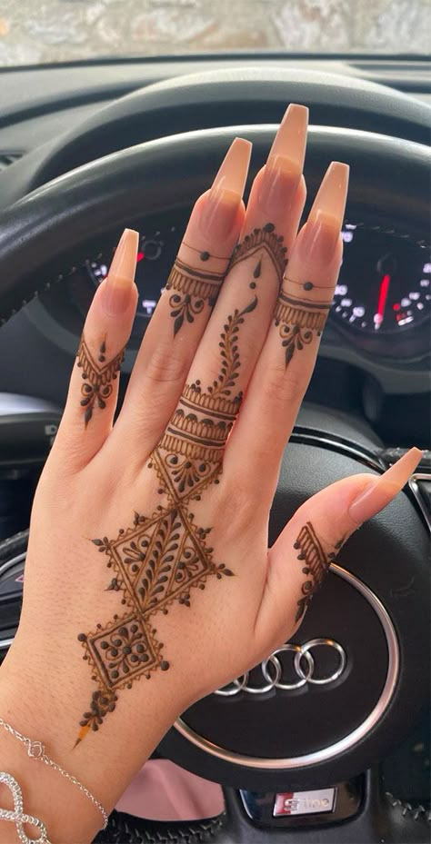 Minimal Henna Designs, Henna Designs 2023, Ramadan Henna Designs, Butterfly Henna Designs, Floral Henna Designs, Mandalas Henna Ideas, Henna Design Ideas Simple Henna Designs Hand, Wardrobe Necessities, Cute Henna Designs, Henna Inspo, Henna Designs Wrist, Henna Nails, Floral Henna Designs, Finger Henna Designs, Estilo Hijab