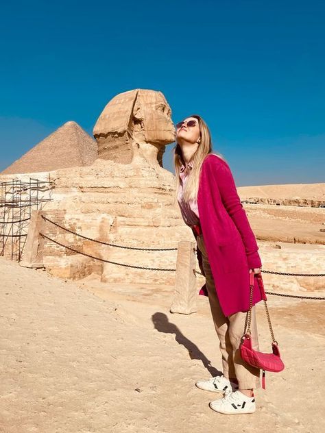 Pyramid Photo Ideas, Egypt Tourist Outfit, Egypt Photo Ideas, Egypt Photoshoot, Egypt Outfits, Tourist Outfit, Egypt Aesthetic, Egypt Fashion, Travel Pose