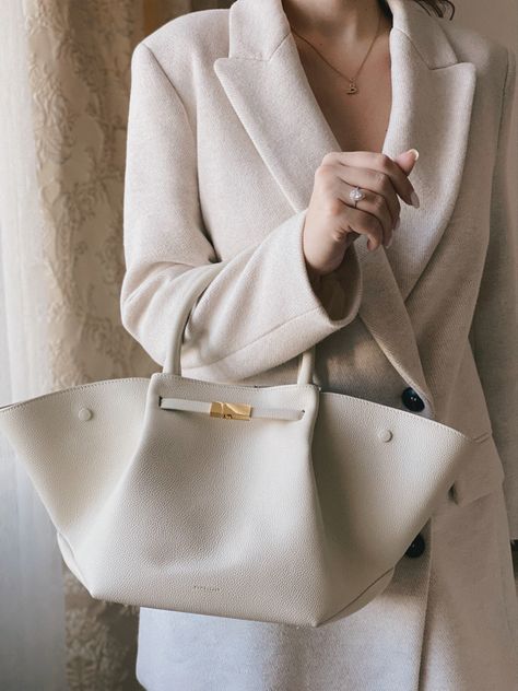 Demellier bag beige outfit Demellier London Bags, Demellier Midi New York, Demellier New York Bag Outfit, Demellier New York Bag, Demellier Bags Outfit, Cream Bag Outfit, Beige Bag Outfit, Demellier New York, Demellier Bag