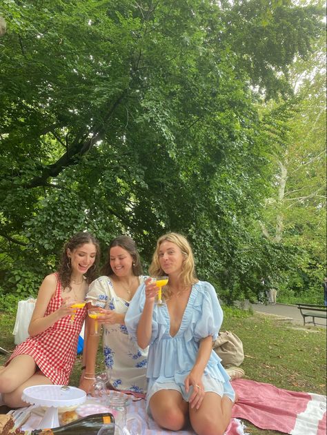 Girly Picnic Outfits, Central Park Outfit Spring, Picnic In The Park Outfit, Picnic Brunch Outfit, Pastel Picnic Outfit, Central Park Outfit Summer, Garden Picnic Outfit, Girly Brunch Outfit, Spring Garden Party Outfit