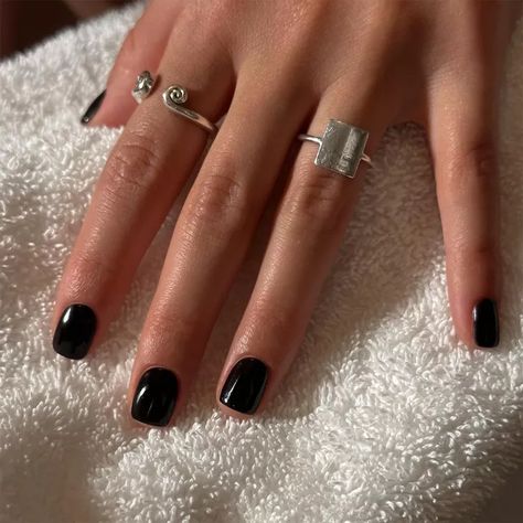 Olivia Rodrigo Rings, Olivia Rodrigo Nails Ideas, Olivia Rodrigo Jewelry, Olivia Nails, Chrome Manicure, Goth Glam, Punk Nails, Black Nail Polish, Goth Nails