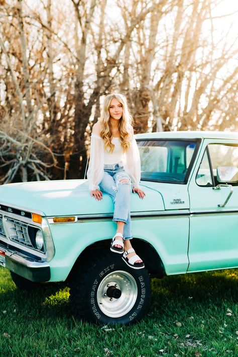 Pictures With Your Car Photo Ideas, Pickup Senior Pictures, Pictures With Old Trucks, Senior Poses With Truck, Senior Photos With Old Truck, Senior Pictures With A Truck, Senior Pictures Old Truck, Truck Graduation Pictures, Cute Country Senior Pictures