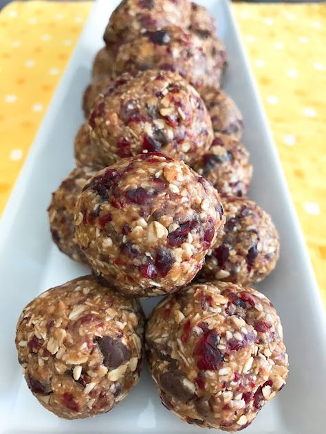 Cranberry, Chocolate and Peanut Butter Protein Balls Non Wheat Recipes, Robin Miller Recipes, Cranberry Almond Energy Bites, Homemade Energy Bites, Fitness Snacks, Peanut Butter Protein Balls, Cranberry Chocolate, Protein Balls Recipes, Energy Bites Recipes