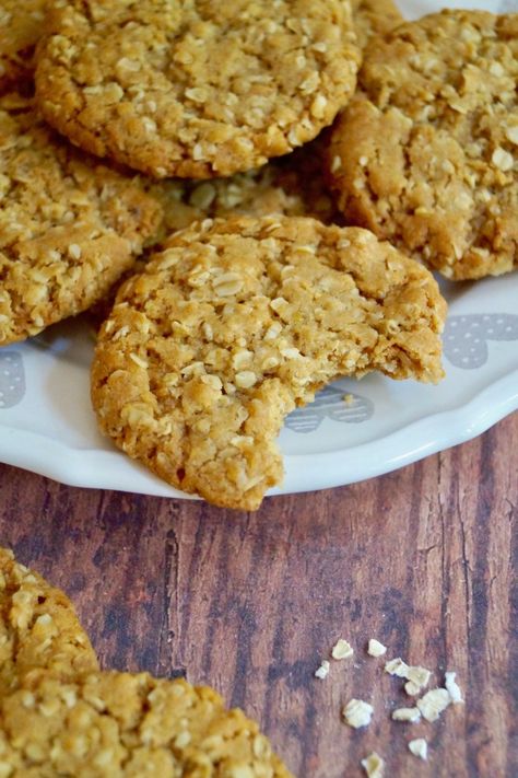 Easy Oat Biscuits (Homemade Hobnobs) – What Jessica Baked Next Hobnob Biscuits, Homemade Hobnobs, Oat Biscuit Recipe, Biscuit Recipes Uk, Biscoff Chocolate, Oat Biscuits, Biscuits Homemade, Vegan Shortbread, Jammy Dodgers