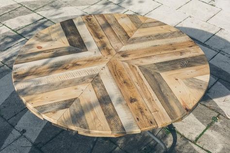 It may be different to plan a round top using only the separated apart pallet pieces, just get a plywood circle first on which you can easily install the ... Patio Table Plans, Outdoor Table Top, Wood Patio Table, Patio Table Top, Diy Tabletop, Round Outdoor Table, Diy Patio Table, Wood Pallet Tables, Round Patio Table