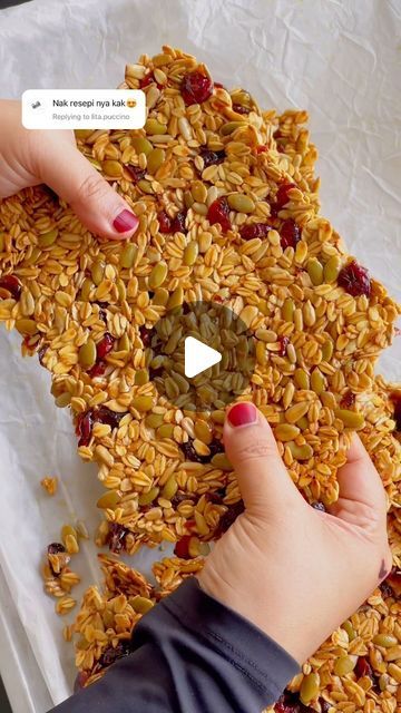 Pumpkin Seed Clusters, Granola Bars With Pumpkin Seeds, Pumpkin Seed Granola Bars, Pumpkin Seed Granola Recipe, Sunflower Seed Granola, Granola Clusters, Pumpkin Seed Recipes, Asian Snacks, Biscuit Cookies