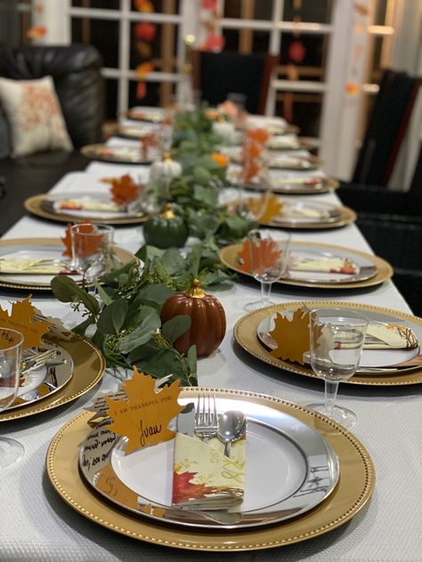 Gold Charger Plates Table Setting Thanksgiving, Friendsgiving Table Setting Disposable, Thanksgiving Table Paper Plates, Thanksgiving Table Settings Paper Plates, Thanksgiving Table Ideas, Thanksgiving Decor Ideas, Thanksgiving Dining Room Decor, Friendsgiving Table Setting, Thanksgiving Table Setup