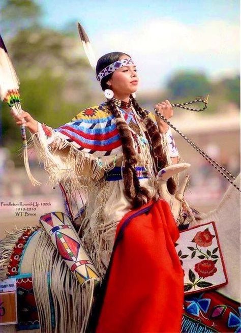 Pendleton Round Up, Native American Dress, Native American Woman, Native American Regalia, Native American Images, Native American Pictures, Native American Peoples, Native American Heritage, American Indian Art