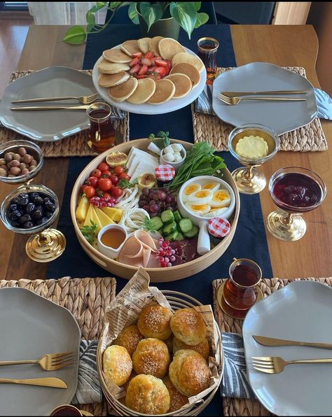 Breakfast Setup, Romantic Breakfast, Breakfast Platter, Brunch Spread, Party Food Buffet, Catering Ideas Food, Party Food Platters, Healthy Food Dishes, Christmas Breakfast