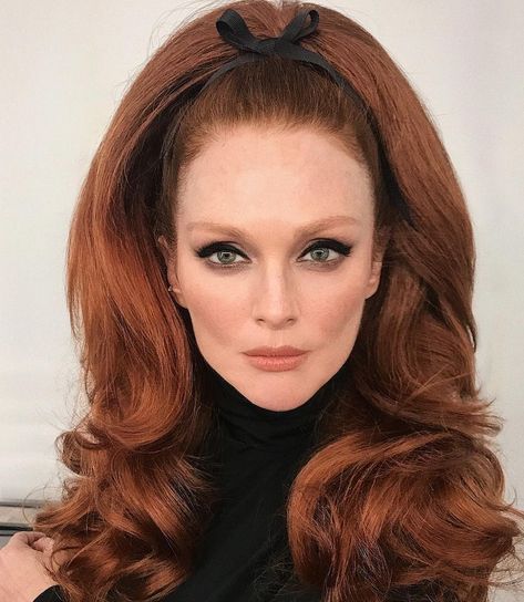 Julianne Moore’s ’60s Bouffant, Winnie Harlow’s Lime Green Shadow, and More of the Best Beauty Instagrams This Week Julianne Moore Hair, Kręcony Bob, Trendy We Fryzurach, Beyonce Hair, 1960s Hair, Drag Make-up, 60s Hair, Athletic Hairstyles, Julianne Moore