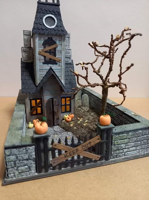 Haunted House Project, Halloween Haunted House Diy, Hay Bale Art, Halloween Gingerbread House, Haunted House Craft, Handmade Halloween Decorations, Unique Wreaths, Halloween Diorama, Haunted House Diy