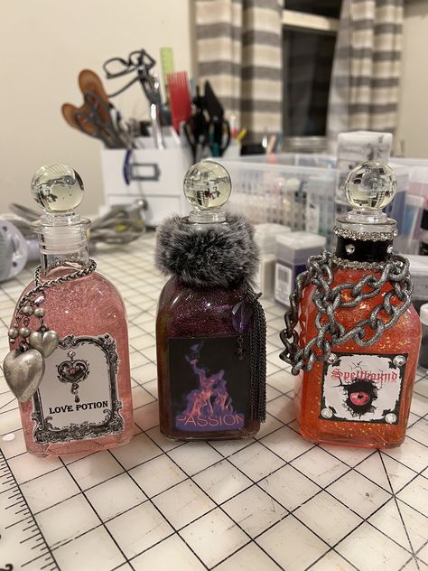 Cosplay Potion Bottles, Fairy Restaurant, Poison Jar, Apothecary Diy, Alcohol Bottle Decorations, Halloween Potion Bottles, Witch Potion, Fantasy Witch, Halloween Potions