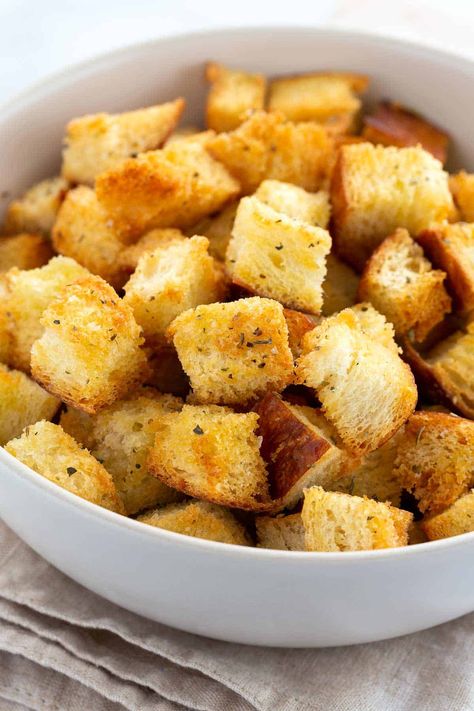 How To Make Croutons, Crouton Recipes, Sunny Kitchen, Toast In The Oven, Croutons Homemade, Sandwich Bread, Croutons, Sweet Cakes, Fryer Recipes