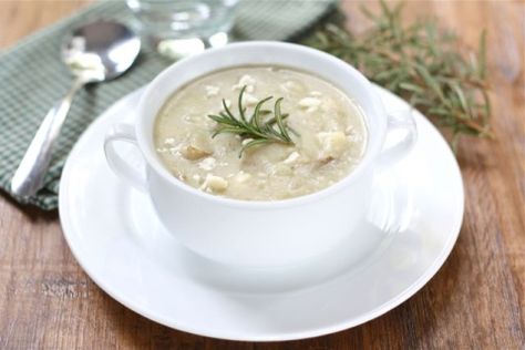 potato-rosemary-soup2 Rosemary Soup, Veggie Broth, Rosemary Potatoes, Potato Soup Easy, Potato Soup Recipe, Winter Soups, Creamy Soup, White Bean, Soup And Sandwich