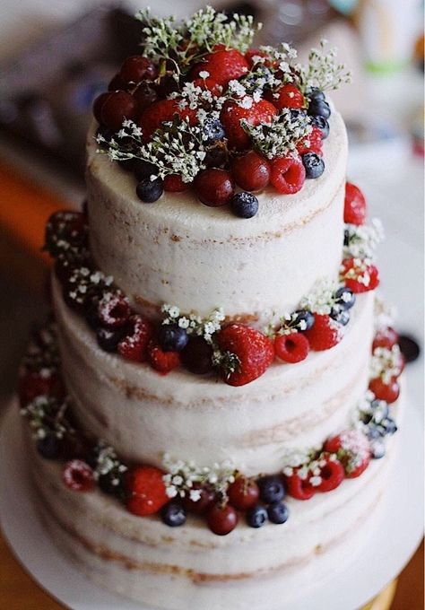 Cake With Fresh Fruit, Fruit Wedding Cake, Fruit Cake Design, Fresh Fruit Cake, Greenery Wedding Bouquet, Fruit Wedding, Wedding Cake Rustic, Fruit Food