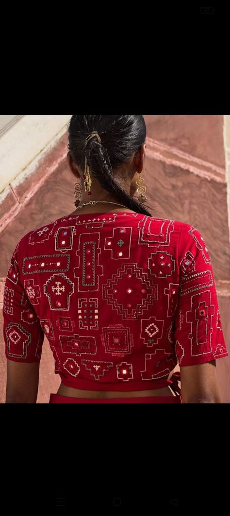 Rabari Embroidery Blouse, Navratri Blouse Pattern Latest, Navratri Fits, Embroidery Basics, Kutch Embroidery, Navratri Collection, Kutch Work Designs, Cotton Saree Blouse Designs, Cotton Saree Blouse