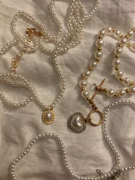 Ivory Core Aesthetic, Pearls And Gold Aesthetic, Pearl And Gold Jewelry Aesthetic, Pinterest Jewelry Aesthetic, Pearls And Roses Aesthetic, Gold Jewelry And Pearls, Vintage Pearl Jewelry Aesthetic, Old Vintage Jewelry, Pearls Jewelry Aesthetic