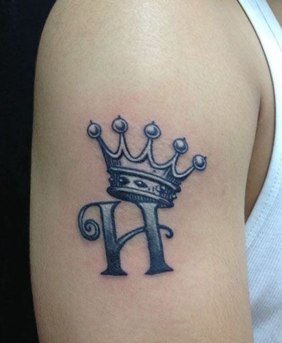 Crown Tattoo Designs 9 King Crown Tattoo, Small Wave Tattoo, Tato Tradisional, Tatuagem Masculina Pequena, H Tattoo, Crown Tattoo Design, Unalome Tattoo, King Tattoos, Queen Tattoo