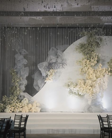 Wedding Backdrop Indoor, Ballroom Decor, Dekorasi Wedding, Indoor Wedding Decorations, Botanical Display, Night Wedding Decor, Wedding Hall Decorations, Muslimah Wedding, Minimalist Wedding Decor