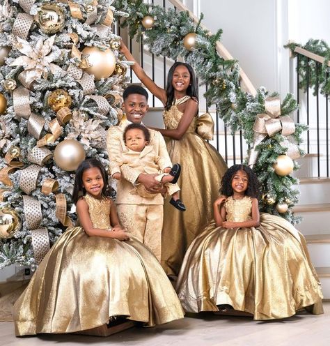 Luxury Family Photoshoot, Gold Christmas Photo Shoot, Christmas Family Photos Black People, Fancy Family Photoshoot, Family Photo Ideas Black Family, Christmas Pictures Black Family, Black Family Holiday Photos, Glam Family Photoshoot, Family Photo Shoots