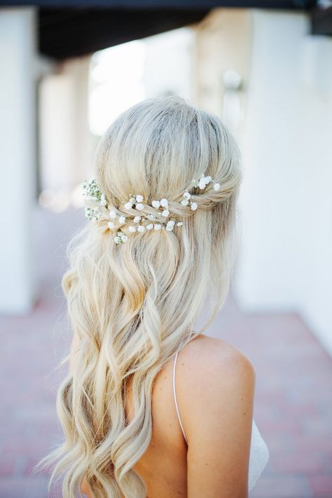 Flowers in Your Hair: Gorgeous Floral & Greenery Bridal Hairstyle Inspiration | Intimate Weddings - Small Wedding Blog - DIY Wedding Ideas for Small and Intimate Weddings - Real Small Weddings #wedding #weddings #intimateweddings #hair #hairstyles #bridalhairstyle #bridalhairstyles #bridalhairaccessories #hairaccessories #bridalhair #floralhairaccessories #floralaccessories #floralhairpieces Bridesmaid Things, Summer Wedding Hairstyles, Beach Wave Hair, Flowers In Her Hair, Beach Wedding Hair, Wedding Hair Flowers, Fantasy Wedding, Wedding Hair Down, Short Hairstyle