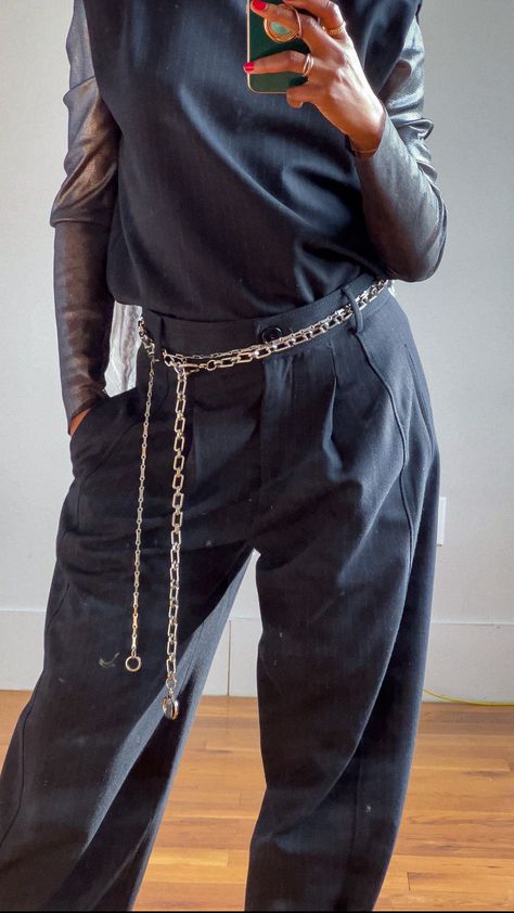 Pant Chains Aesthetic, Chain Belts Outfit, Pants Chain Outfit, Chain Belt Outfit Street Styles, Belt Chain Outfit, Styling Belts, Waist Chain Outfit, Chanel Belt Outfit, Belt Layering