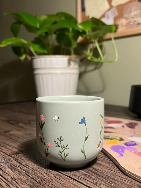 Pottery Painting Vase Ideas, Pottery Painting Ideas Easy, Diy Pottery Painting, Hand Painted Mugs, Pottery Painting Designs, Pretty Mugs, Keramik Design, Painted Mugs, Clay Mugs