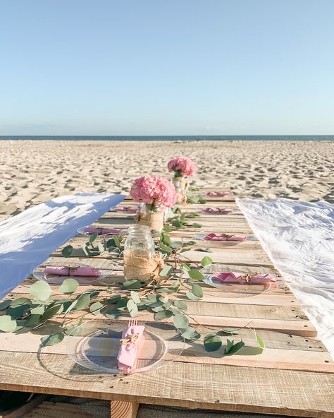 How to Plan a Birthday Beach Dinner Party Beach Dinner Party, Beach Dinner Parties, Beach Picnic Party, 17. Geburtstag, Beach Birthday Party, Beach Dinner, Picnic Birthday, 30th Bday, Beach Ideas