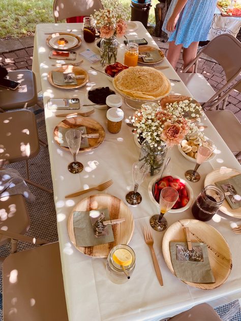 great setup for teenagers, gorgeous picnic esque idea #cottagecore #farmhouse #teenager #birthday #aesthetic #partydecor #sweet16 #picnic Sweet 16 Picknick, Cottagecore Dinner Party Aesthetic, 16 Birthday Party Ideas Picnic, Birthday Setup Aesthetic, Cottagecore Decorations Party, Aesthetic Sweet 16 Party, Cottagecore Birthday Decor, Cottagecore Aesthetic Party Decor, Cottagecore Bday Party