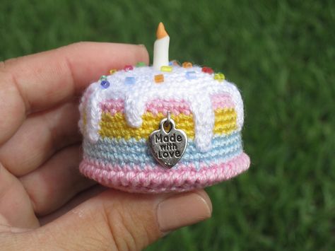 Crochet Cake, Crochet Cupcake, Mode Crochet, Pola Amigurumi, Crochet Food, Diy Crochet Projects, Crochet Toys Patterns, Crochet For Kids, Crochet Gifts