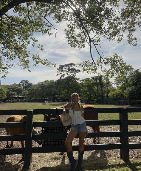 Miley Cyrus Summer, Blonde Cowgirl, Countryside Girl, Miley Stewart, Country Girl Life, Country Summer, Cowboy Baby, Southern Outfits, Summer Movie