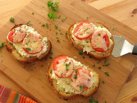 Creamy Open Faced Tuna Melt | www.dinner-mom.com | #easyrecipe Tuna Melt Sandwich, Tuna Melt Recipe, Tuna Melts, Tuna Recipes, Toast Recipes, Food Cravings, Om Nom, Clean Eating, Sandwiches