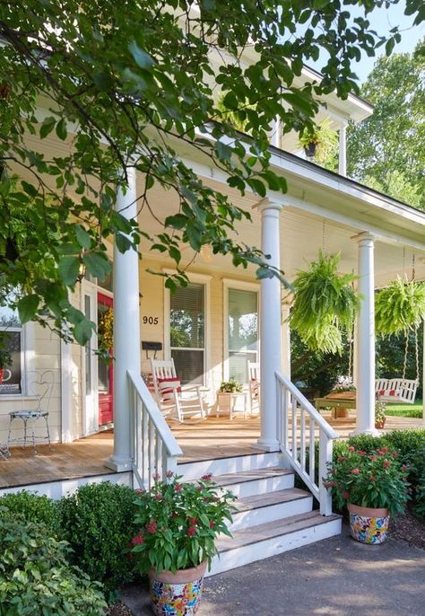 Simply Southern Cottage Texas Front Porch, Southern Charm Homes, Strawberry House, Southern Porch, Southern Porches, Southern Cottage, Southern Home, American Country, Simply Southern