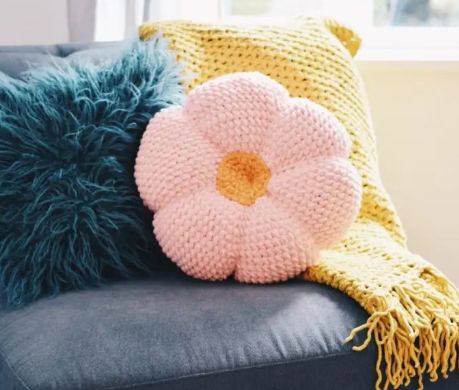 Chunky Yarn Projects, Crochet Buddies, Flower Pillow Pattern, Sunflower Cushion, Crocheted Pillows, Crochet Pillow Patterns Free, Cushion Cover Pattern, Throw Pillow Pattern, Retro Throw Pillows