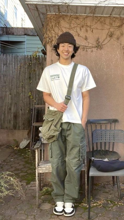 Indie Style Men, Cargo Pants Styling, Indie Boy Outfits, Indie Outfits Men, Summer Vintage Outfits, Indie Men, Indie Outfits Summer, Style Cargo Shorts, Vintage Outfits Men